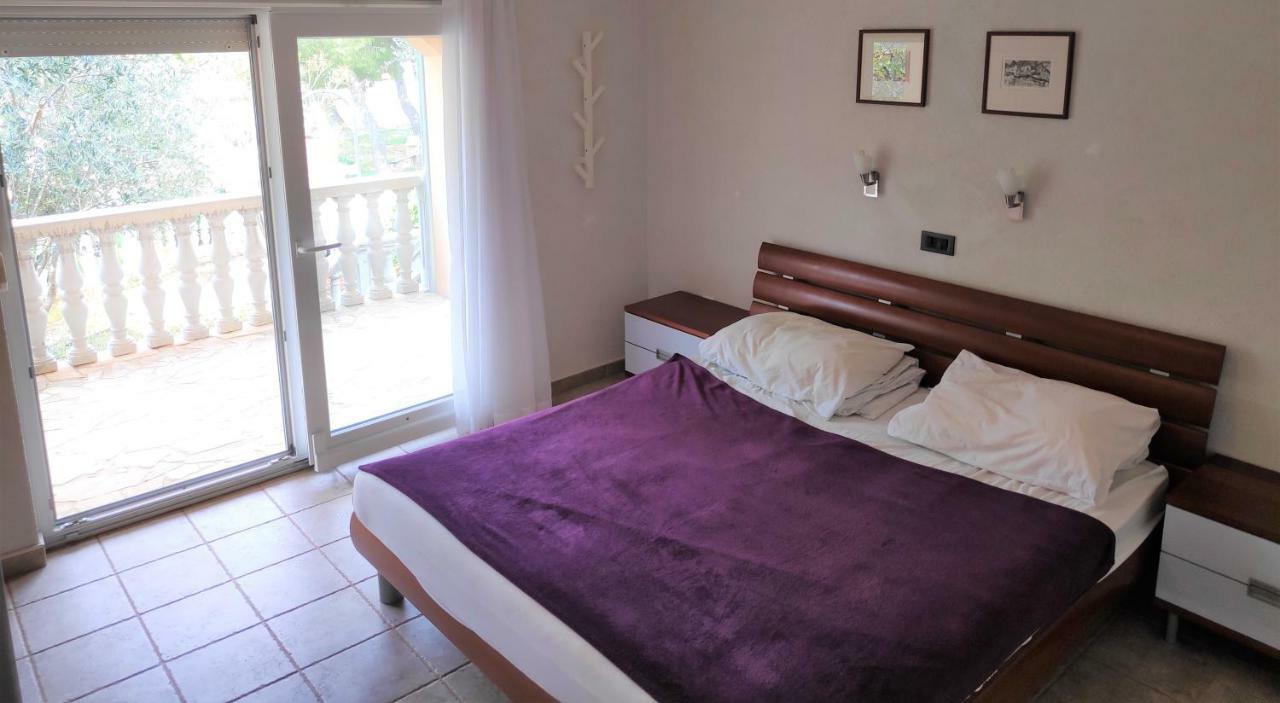 Villa Punta Blava - Beach Front, Ideal For Family Vacation With Kids, Large Terraces With Sea View, Internet, Netflix, No Pets Allowed Obrovac Ngoại thất bức ảnh