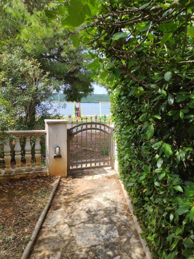 Villa Punta Blava - Beach Front, Ideal For Family Vacation With Kids, Large Terraces With Sea View, Internet, Netflix, No Pets Allowed Obrovac Ngoại thất bức ảnh