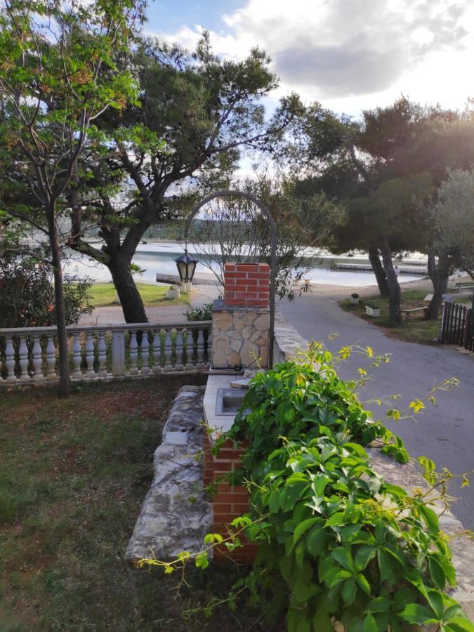 Villa Punta Blava - Beach Front, Ideal For Family Vacation With Kids, Large Terraces With Sea View, Internet, Netflix, No Pets Allowed Obrovac Ngoại thất bức ảnh
