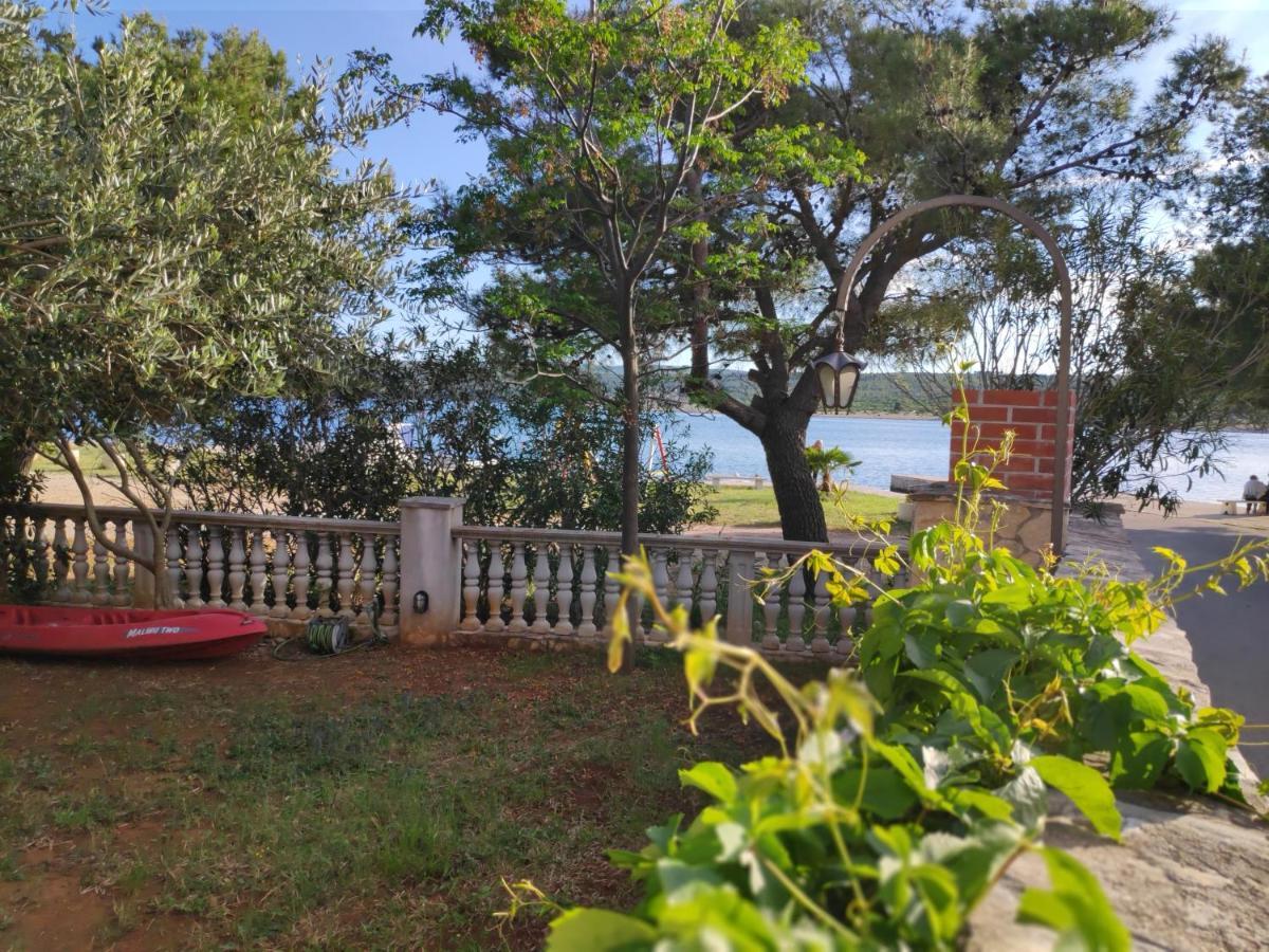 Villa Punta Blava - Beach Front, Ideal For Family Vacation With Kids, Large Terraces With Sea View, Internet, Netflix, No Pets Allowed Obrovac Ngoại thất bức ảnh