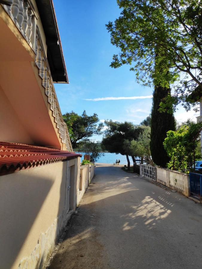 Villa Punta Blava - Beach Front, Ideal For Family Vacation With Kids, Large Terraces With Sea View, Internet, Netflix, No Pets Allowed Obrovac Ngoại thất bức ảnh